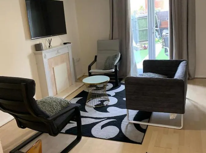 Charming 2-Bed House In London